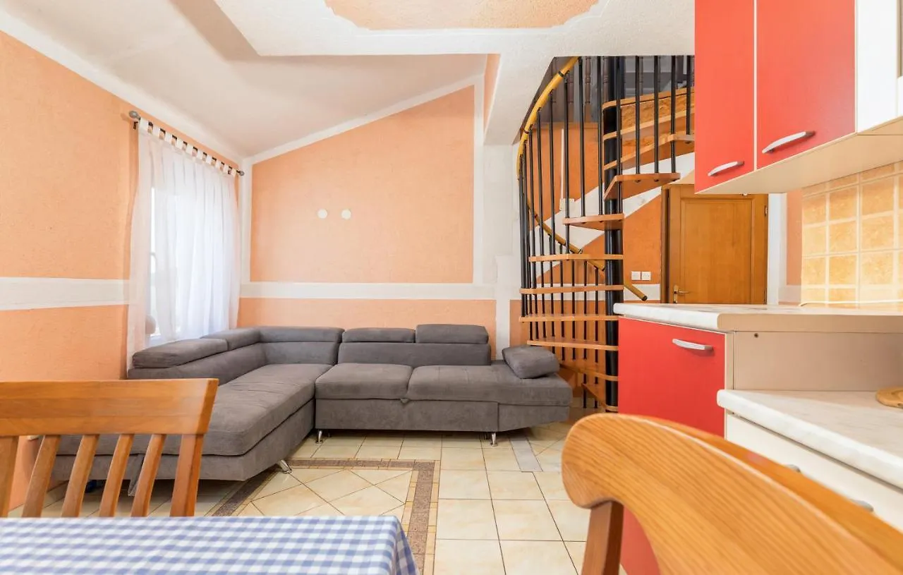 Apartments Orange 709 Fažana 0*,